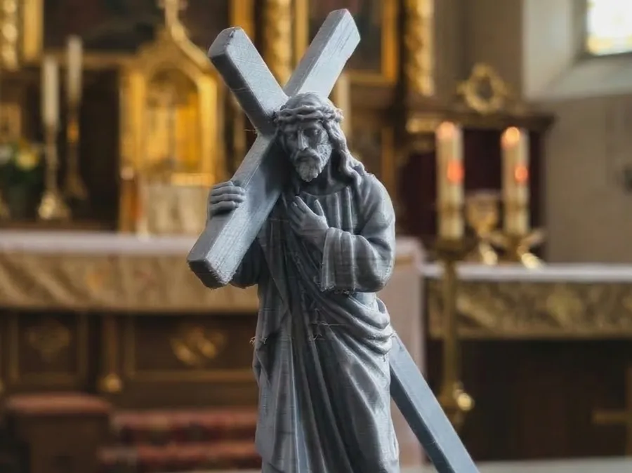 Yesus memanggul salib